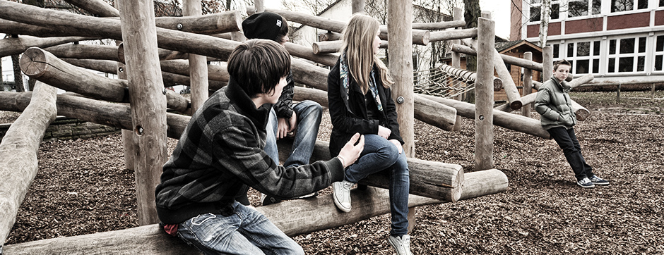 Header Mobbing Ein Jugendlicher wird von seinen Mitschülern gemobbt.