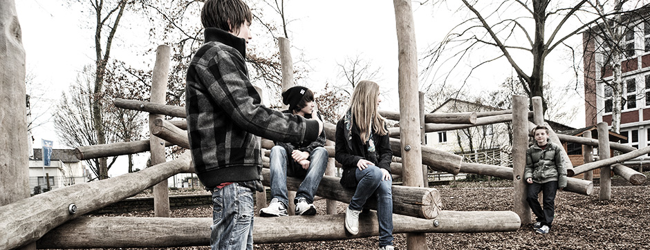 Header Verletzende Worte Jugendliche behaupten unwahre Tatsachen über einen Jungen.