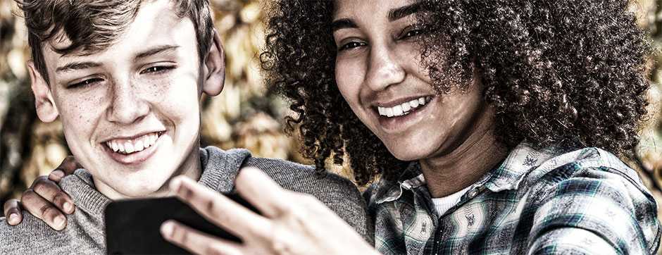 Recht am eigenen Bild - Fotos posten nicht immer erlaubt Teenager machen ein Selfie mit dem Smartphone.